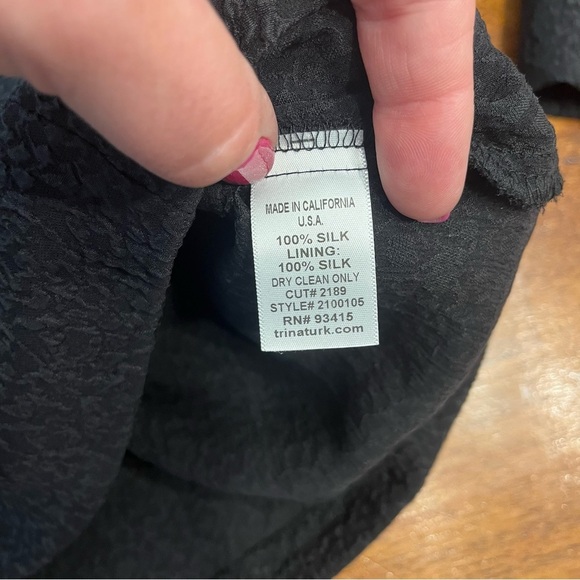 Trina Turk 100% silk black crossover blouse size large - Picture 9 of 9